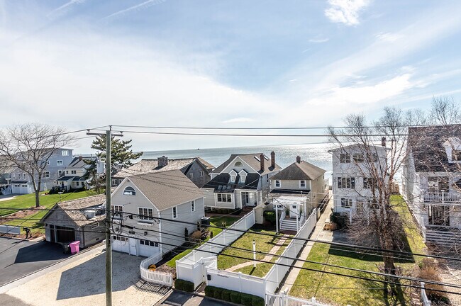 Building Photo - 1140 Fairfield Beach Rd