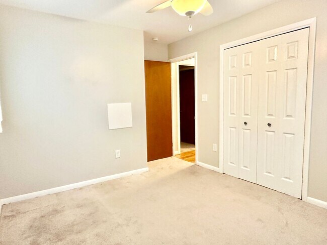 Building Photo - 5 Bedroom 2.5 Bathroom! Parking! Pets Welc...