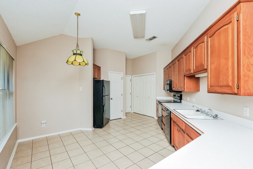 Building Photo - 7625 Mahonia Dr