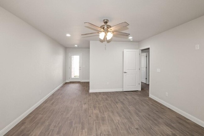 Building Photo - 7627 Woodford Ave