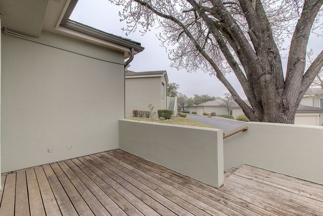 Building Photo - Rare 3 BR / 2.5 BA /  2 Car Garage Westlake Condo 14th Fairway (Austin Country Club) (Eanes ISD)