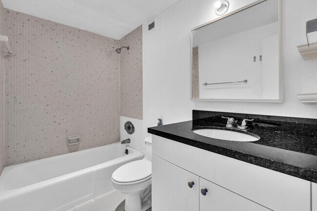 Building Photo - 400 Kings Point Dr
