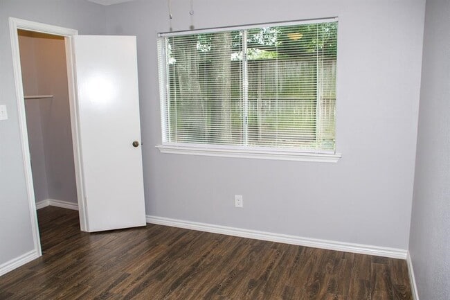 Building Photo - 11111 Middleburgh Dr
