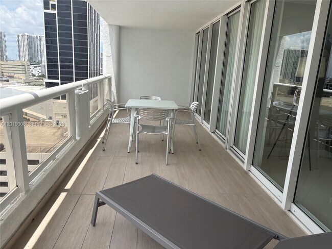 Building Photo - 1717 N Bayshore Dr