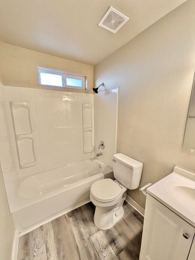 Building Photo - 1833 E 3rd St