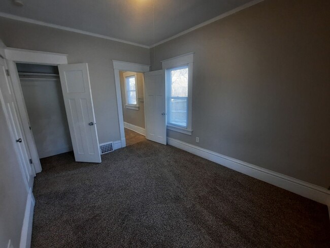 Building Photo - 2 Bedroom, 1 Bathroom home near Drake Univ...