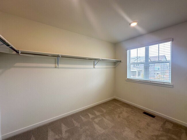 Building Photo - Luxurious 3bd home in Dove Village