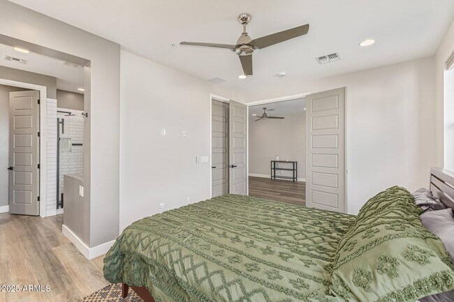 Building Photo - 2315 E Pinchot Ave