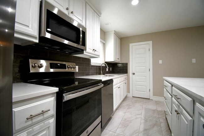Building Photo - Beautifully remodeled 4 bedroom, 3 Bath