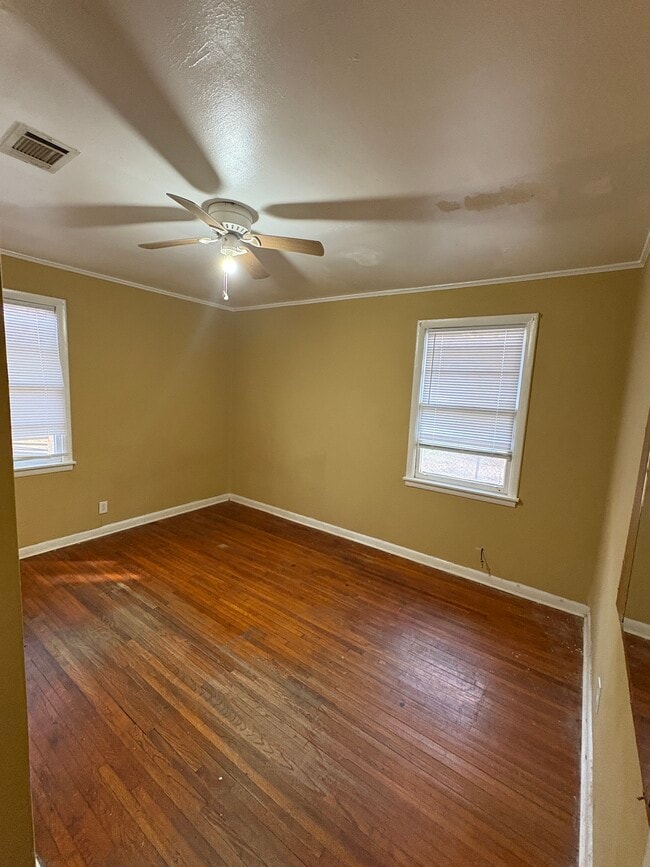 Building Photo - 622 6th St