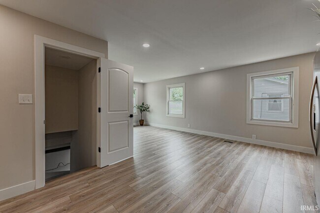 Building Photo - 1628 E Blackford Ave