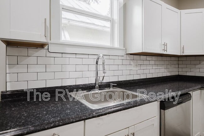 Building Photo - 218 E 34th St