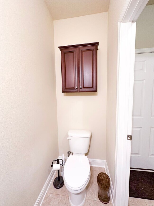 Building Photo - Well maintained 4 bedroom home with 2 car garage