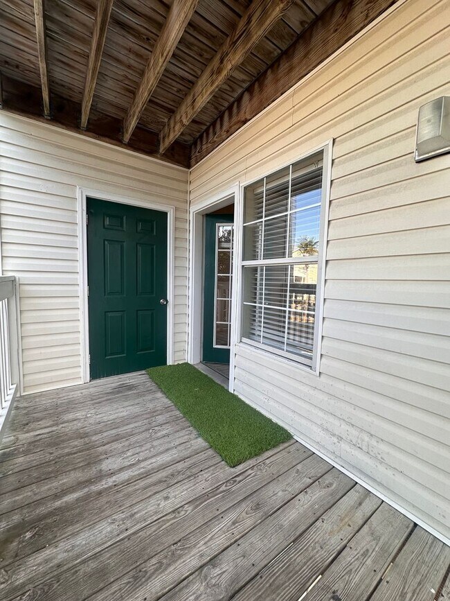 Building Photo - Spacious 2nd Floor 2B/2B Unfurnished Condo near Beach in the Heart of Destin!
