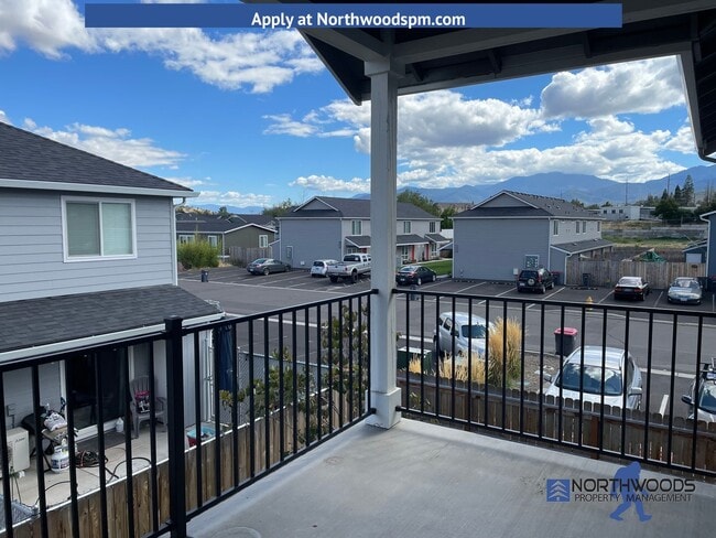 Building Photo - Very Nice 2 Bedroom 1 Bath Upstairs Apartment****$500.00 OFF FIRST MONTHS RENT******Move In Special