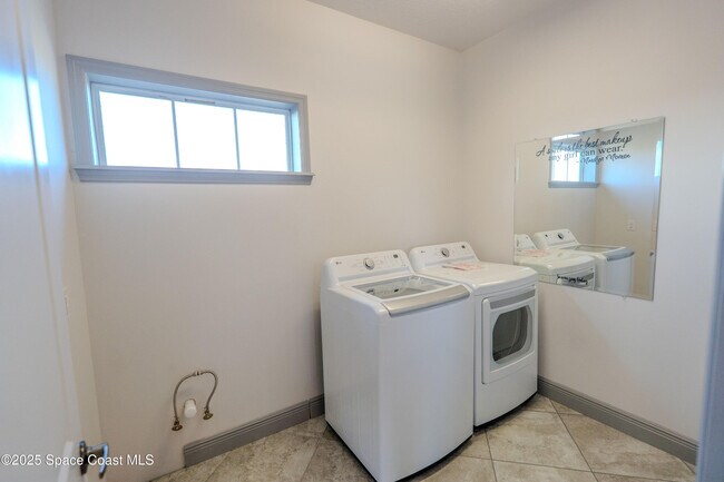 Building Photo - 2453 Rodina Dr