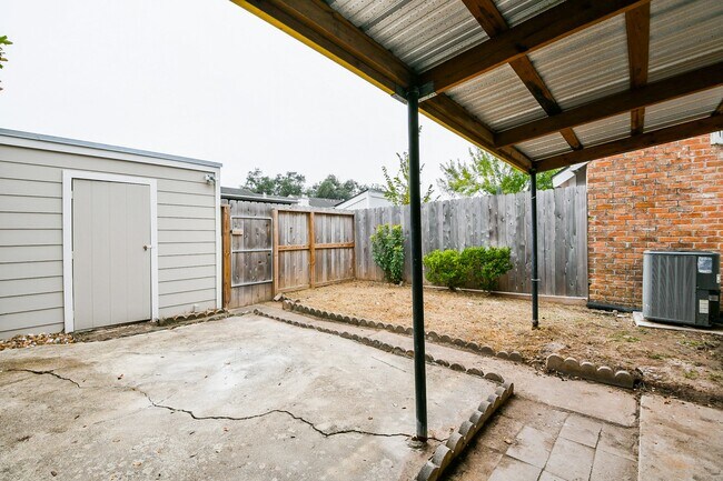 Building Photo - 7931 Ellinger Ln