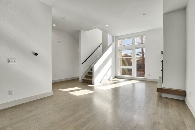 Building Photo - $3,200.00 - 2 Bedrooms, 2.2 Bathrooms, Tow...