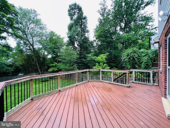 Building Photo - 2220 Primrose Dr