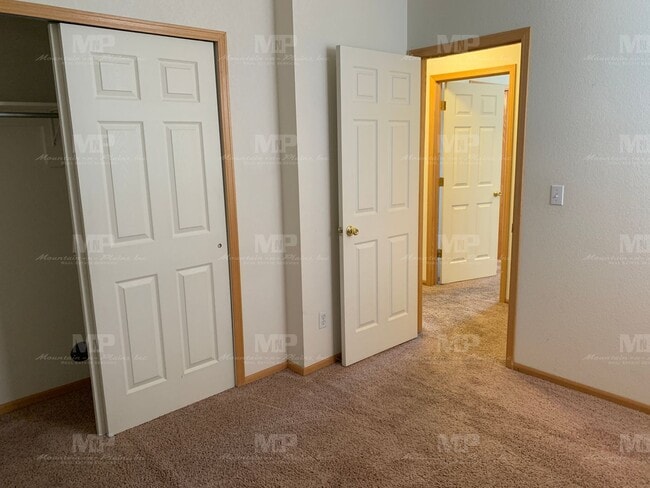 Building Photo - 3945 Landings Dr