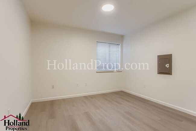 Building Photo - Fantastic 2 Bedrooms Condo in the Heart of...