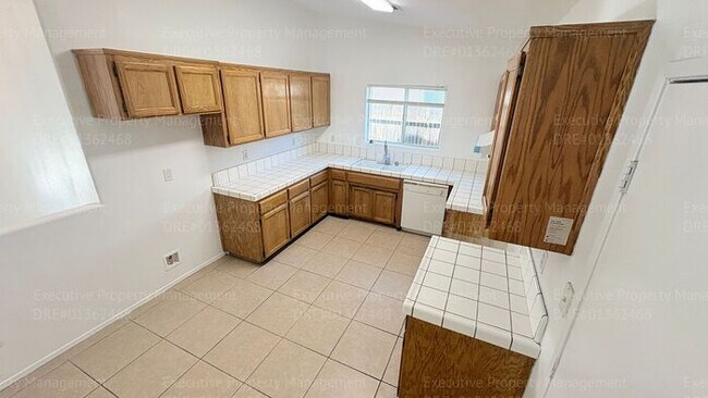 Building Photo - 4 bedroom 2 bathroom home located near S. H St/ Berkshire Rd