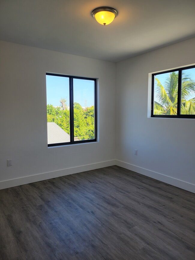 Building Photo - 4140 SW 18th St