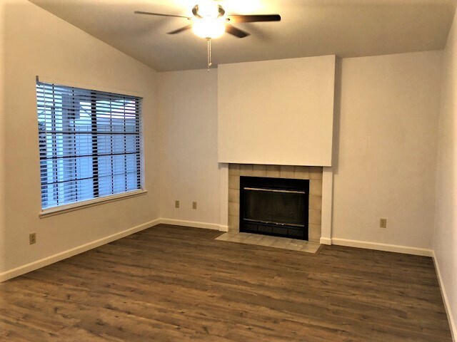 Building Photo - AVAILABLE FOR MOVE IN ON 8/1/26 -  RECENTLY RENOVATED 3 BED, 2 BATH 1 STORY ON LARGE CORNER LOT