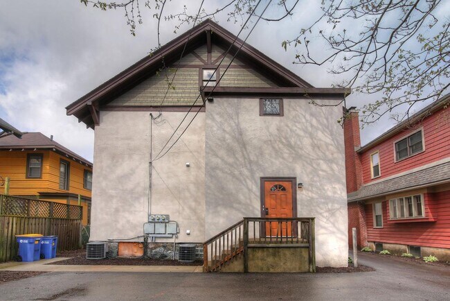 Building Photo - 360 Richard Terrace SE