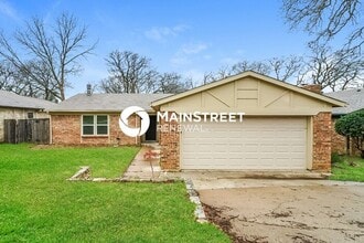 Building Photo - 3 Bedroom Pet-Friendly Home in Arlington, TX with Main Street Renewal