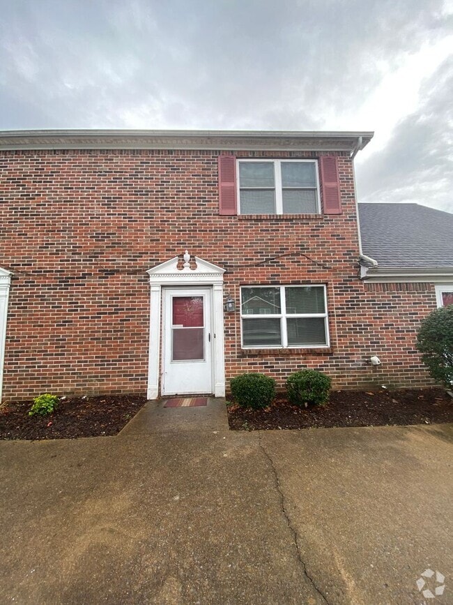 Building Photo - 2 Bedroom 1.5 Bath Townhouse