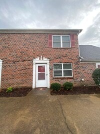 Building Photo - 2 Bedroom 1.5 Bath Townhouse