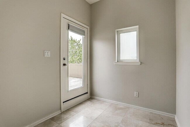 Building Photo - 2613 Waugh Dr