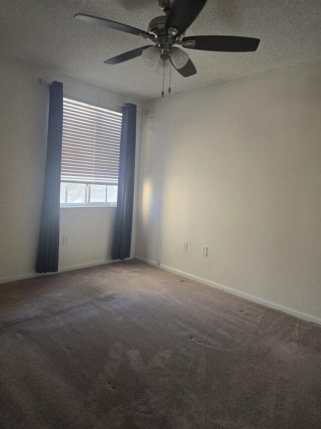 Building Photo - 7970 N Nob Hill Rd