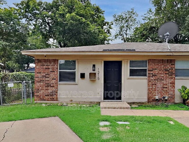 Building Photo - 1215 Lowe St