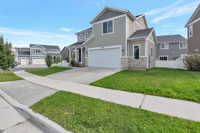 Building Photo - Spotless House, corner lot, 2 car attached