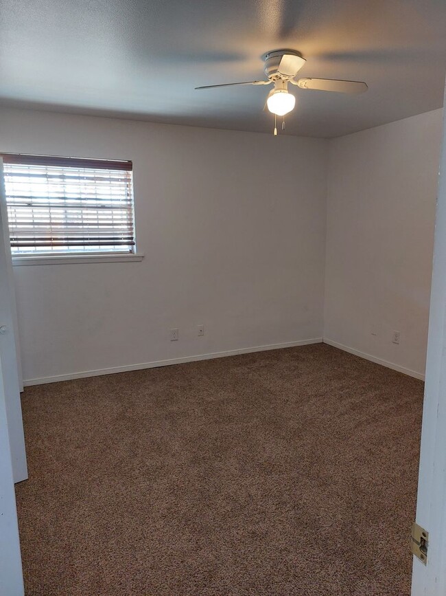 Building Photo - Roomy Duplex Apartment Convenient to NMSU