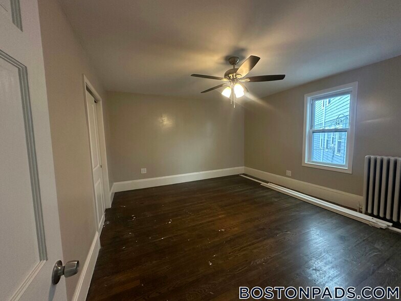 Building Photo - 13 Gladstone St