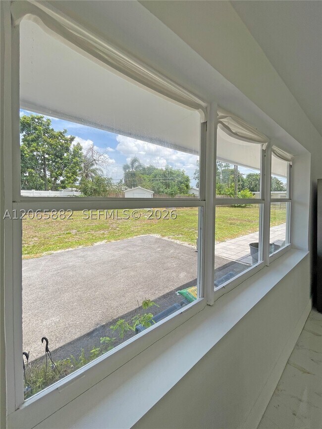 Building Photo - 1606 NW 12th Ct