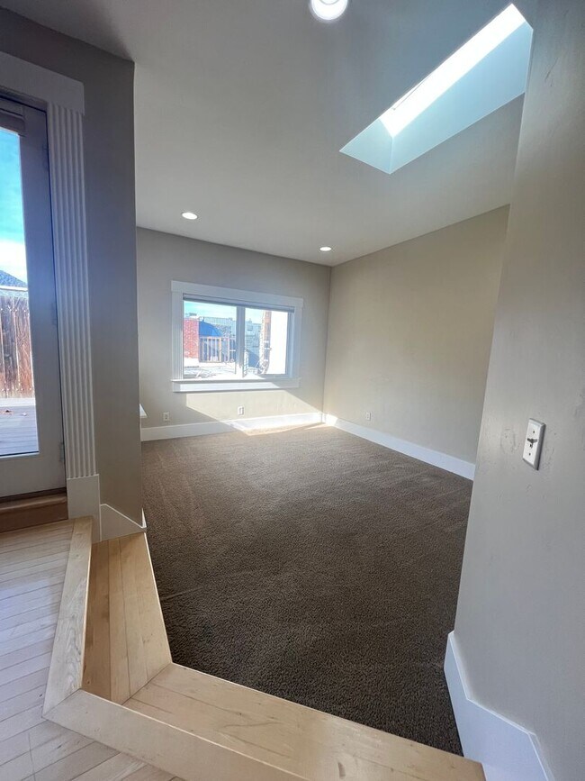 Building Photo - One Bedroom, One bath Apartment in Downtown Ashland | Available Now