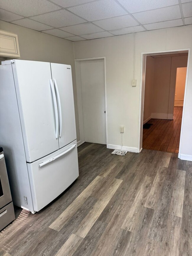 Building Photo - 3 bedroom, 1 bath, 2 story half double house