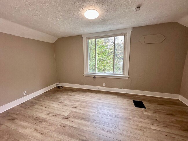 Building Photo - 102 Ivy St