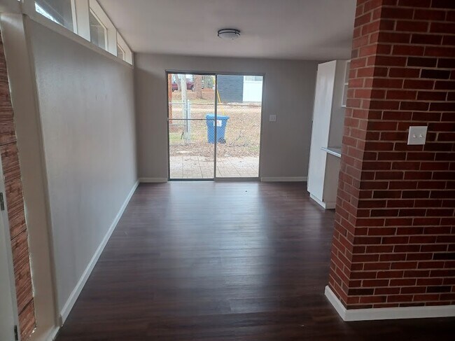 Building Photo - 2805 Countryside Dr