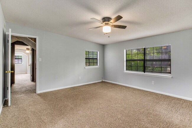 Building Photo - BRIGHT AND BEAUTIFUL DUPLEX CLOSE TO UWF!