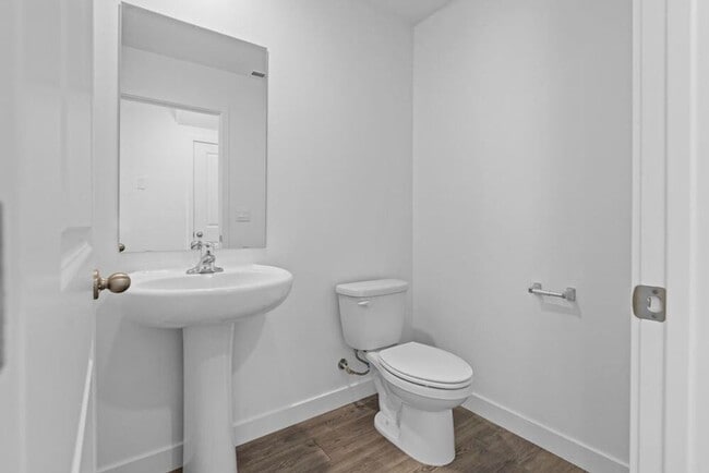 Building Photo - Modern and New 3 Bedroom Townhome in Long ...