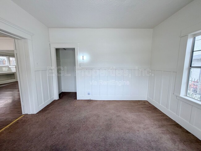Building Photo - 860 W 56th St