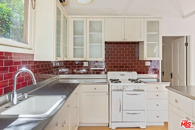 Building Photo - 1448 Angelus Ave