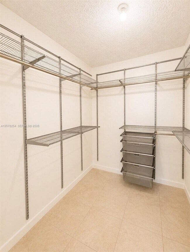 Building Photo - 2500 Parkview Dr