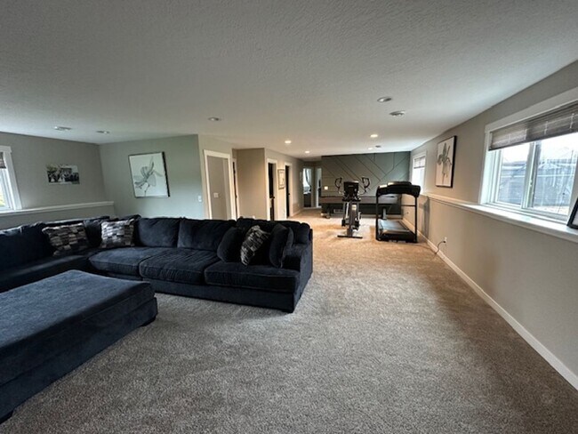 Building Photo - 5 bedrooms 3 bathrooms and a 3-car garage