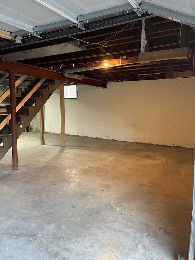 Unit H bonus storage/living area - 5947 Raytown Rd